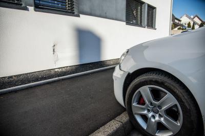 Wolfschlugen: Nach medizinischen Notfall gegen Hauswand gefahren